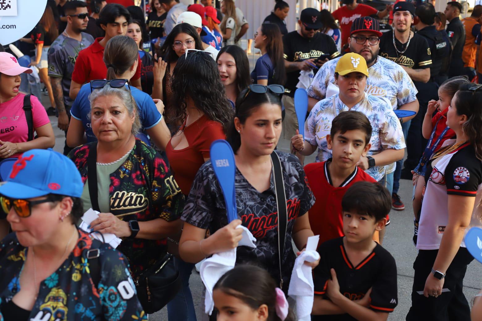 $!Viven la fiesta del beisbol en el estadio Teodoro Mariscal