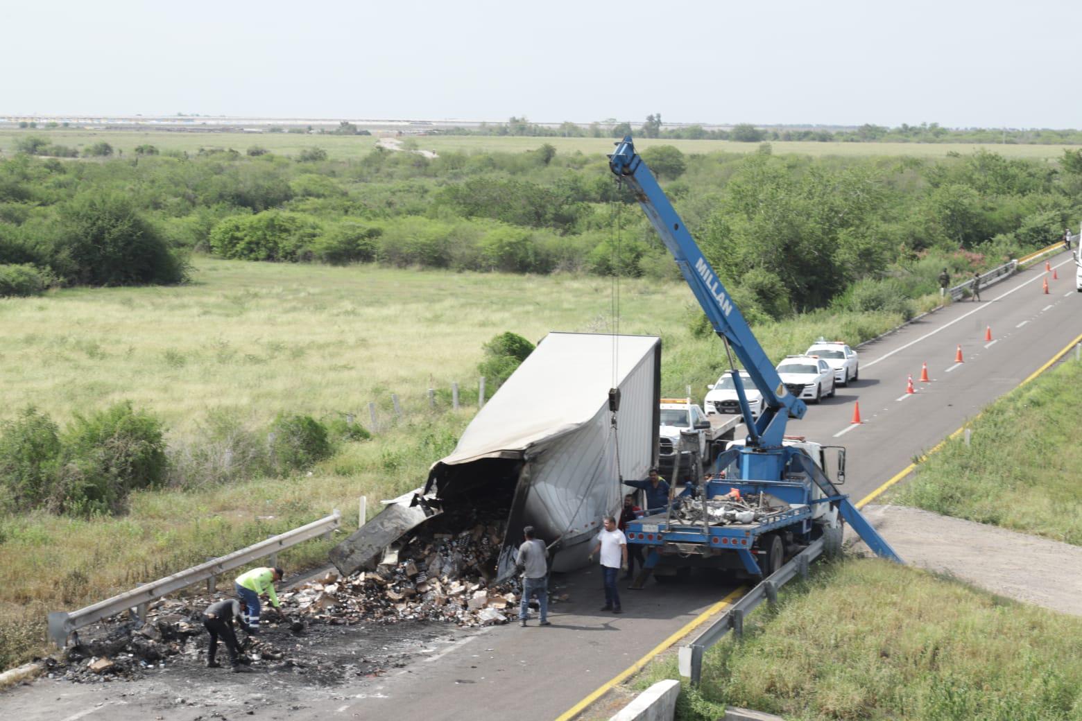 $!Hallan a 5 hombres sin vida cerca de bloqueo en la Mazatlán-Culiacán; liberan carril al sur