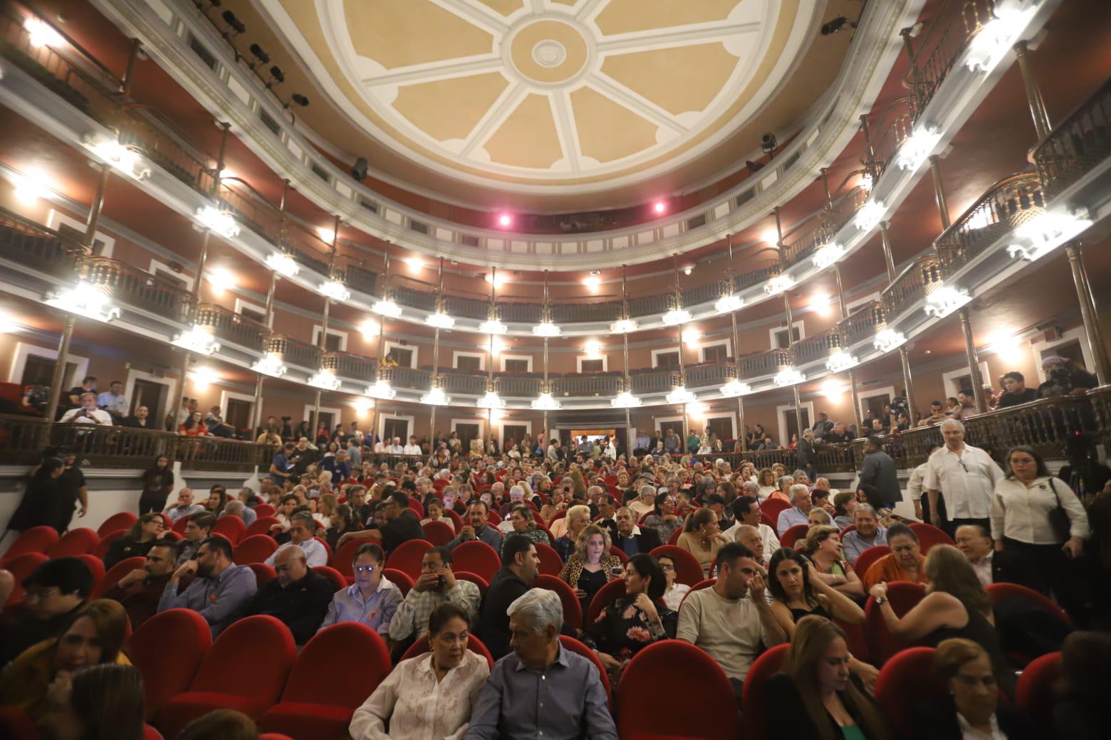 $!El Teatro Ángela Peralta, el recinto cultural más importante del puerto, recibe un homenaje en este libro.