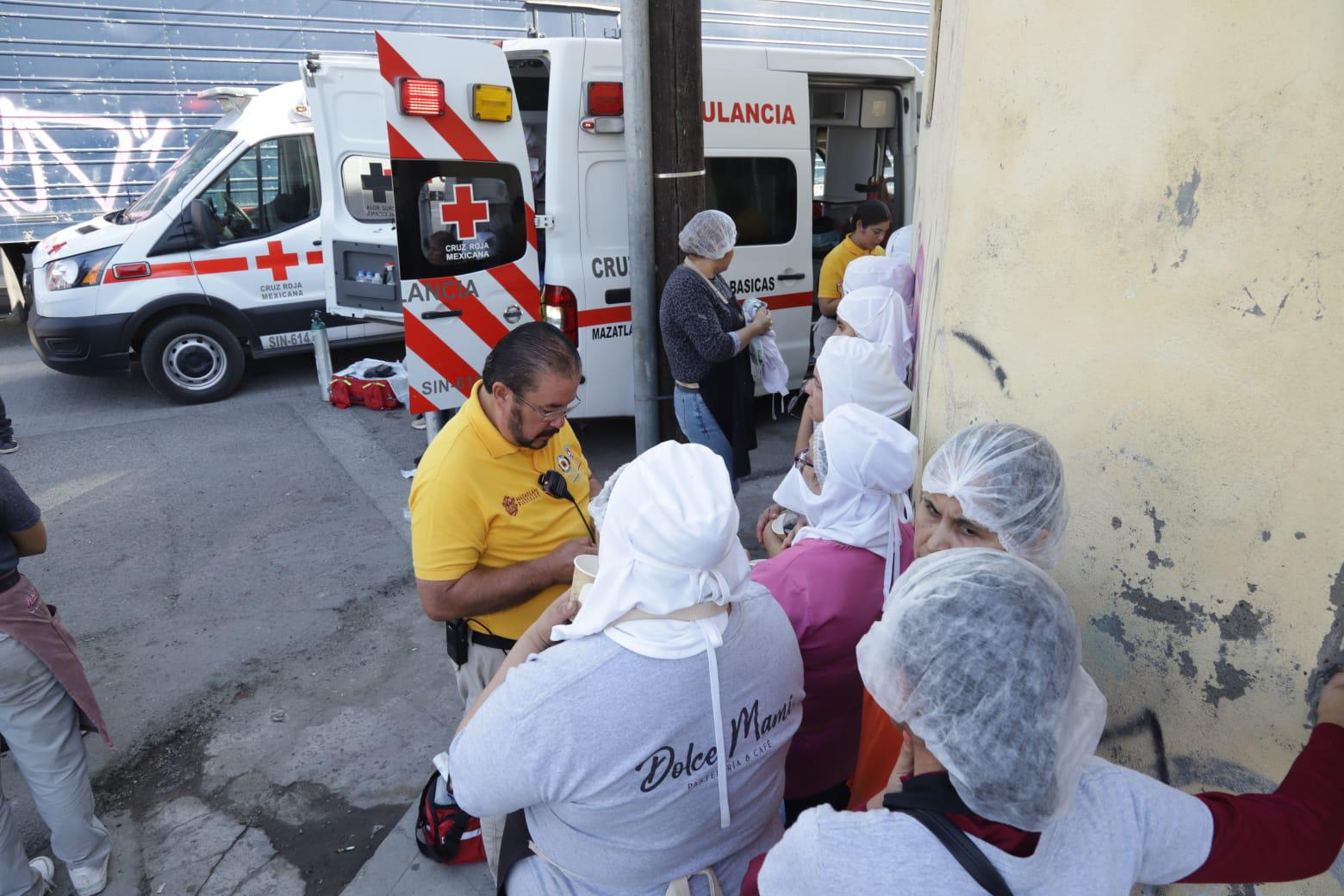 $!Fuga de amoníaco en fábrica de hielo intoxica personal de una pastelería en Mazatlán