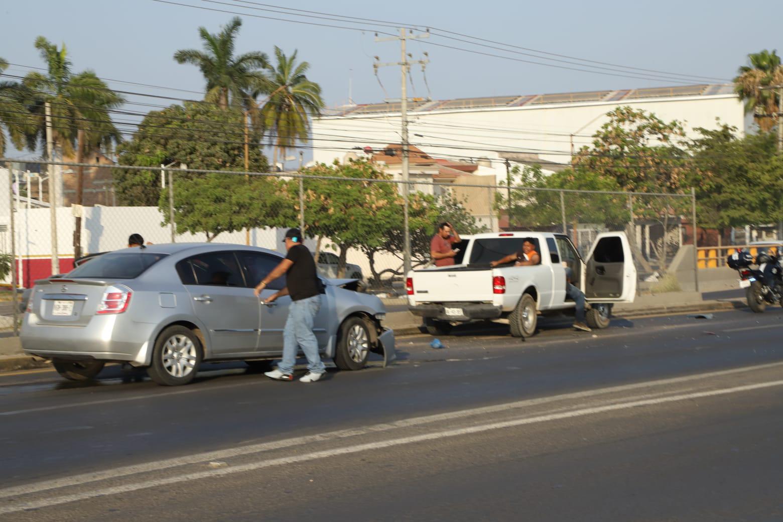 $!Camión trompo arrolla y mata a peatón en el Libramiento Colosio en Mazatlán