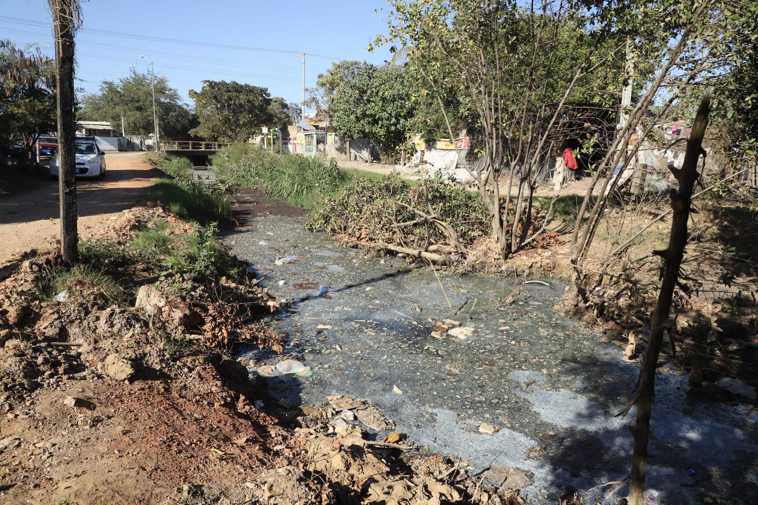 $!Vecinos de la Madero en Mazatlán denuncian canal colapsado