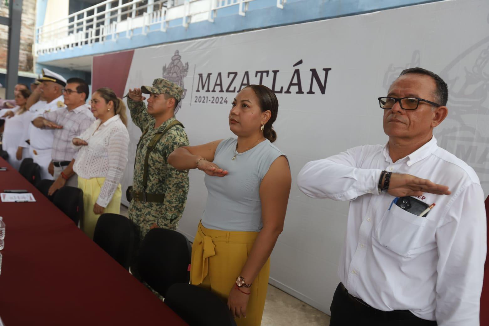 $!Anima Alcalde de Mazatlán a estudiantes de Secundaria a ser personas de bien durante Lunes Cívico