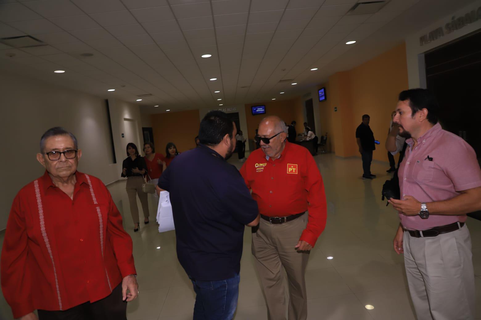 $!Aborda la ASE a ex Alcalde Luis Guillermo ‘El Químico’ Benítez al salir del debate en Mazatlán