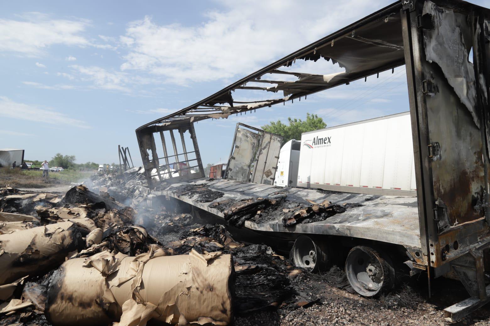 $!Hallan a 5 hombres sin vida cerca de bloqueo en la Mazatlán-Culiacán; liberan carril al sur