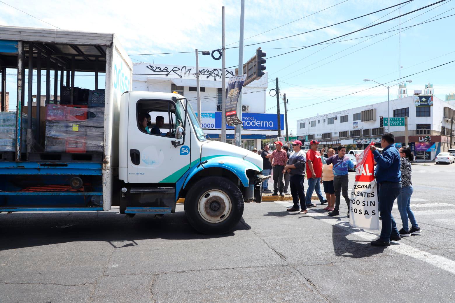 $!Protestan comerciantes contra carril preferencial en Mazatlán; bloquean avenidas