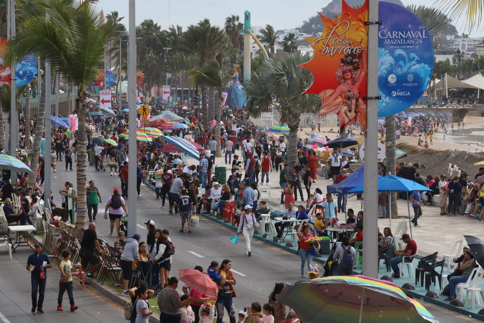 $!Se despide la realeza con emotividad en el segundo y último desfile del Carnaval de Mazatlán 2024