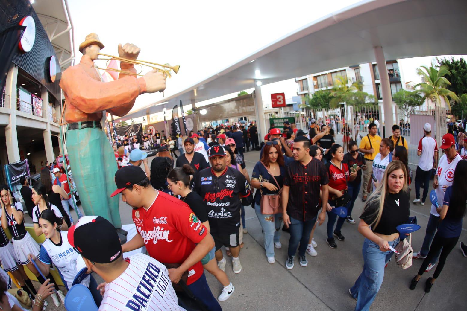 $!Cientos de aficionados comienzan a ingresar al Estadio Teodoro Mariscal