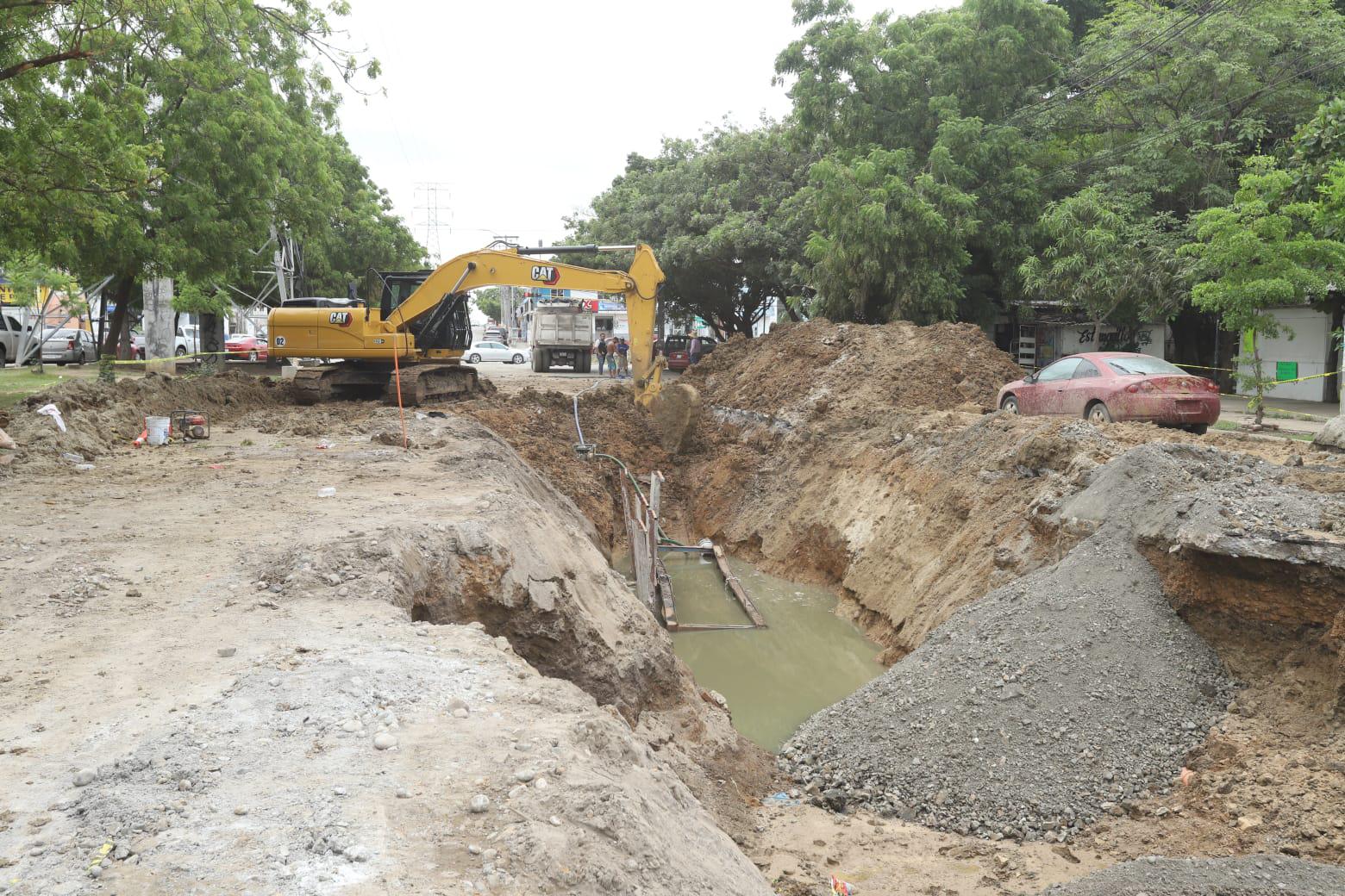 $!Conductores se topan con vialidad cerrada en Avenida Las Torres este jueves