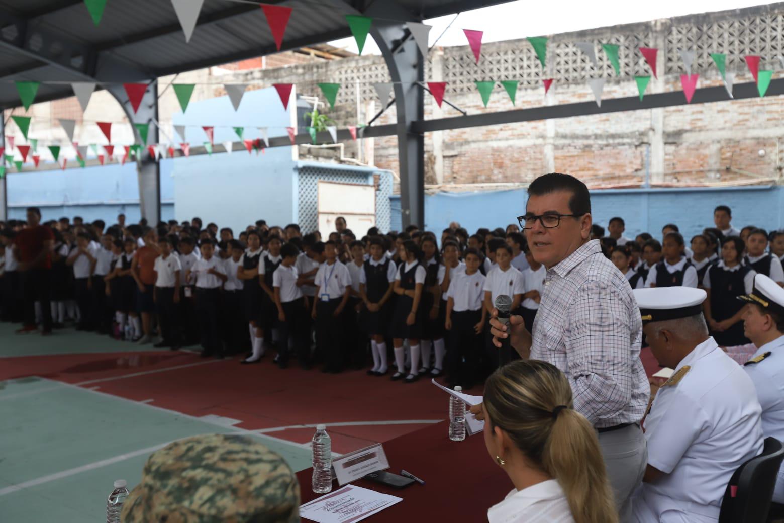 $!Anima Alcalde de Mazatlán a estudiantes de Secundaria a ser personas de bien durante Lunes Cívico