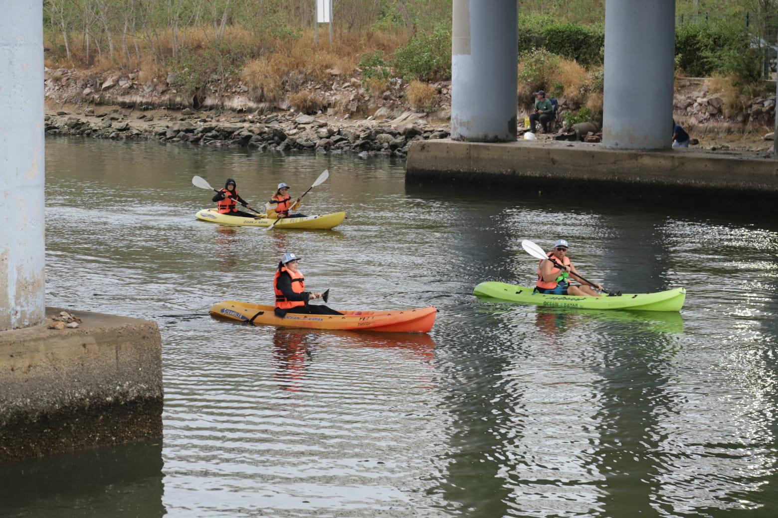 $!Decenas de kayaks surcan Marina Costa Bonita en una regata solidaria navideña