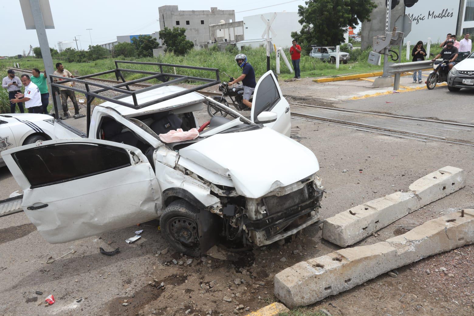 $!Arrolla tren a camioneta en la ‘Peche’ Rice, al norte de Mazatlán