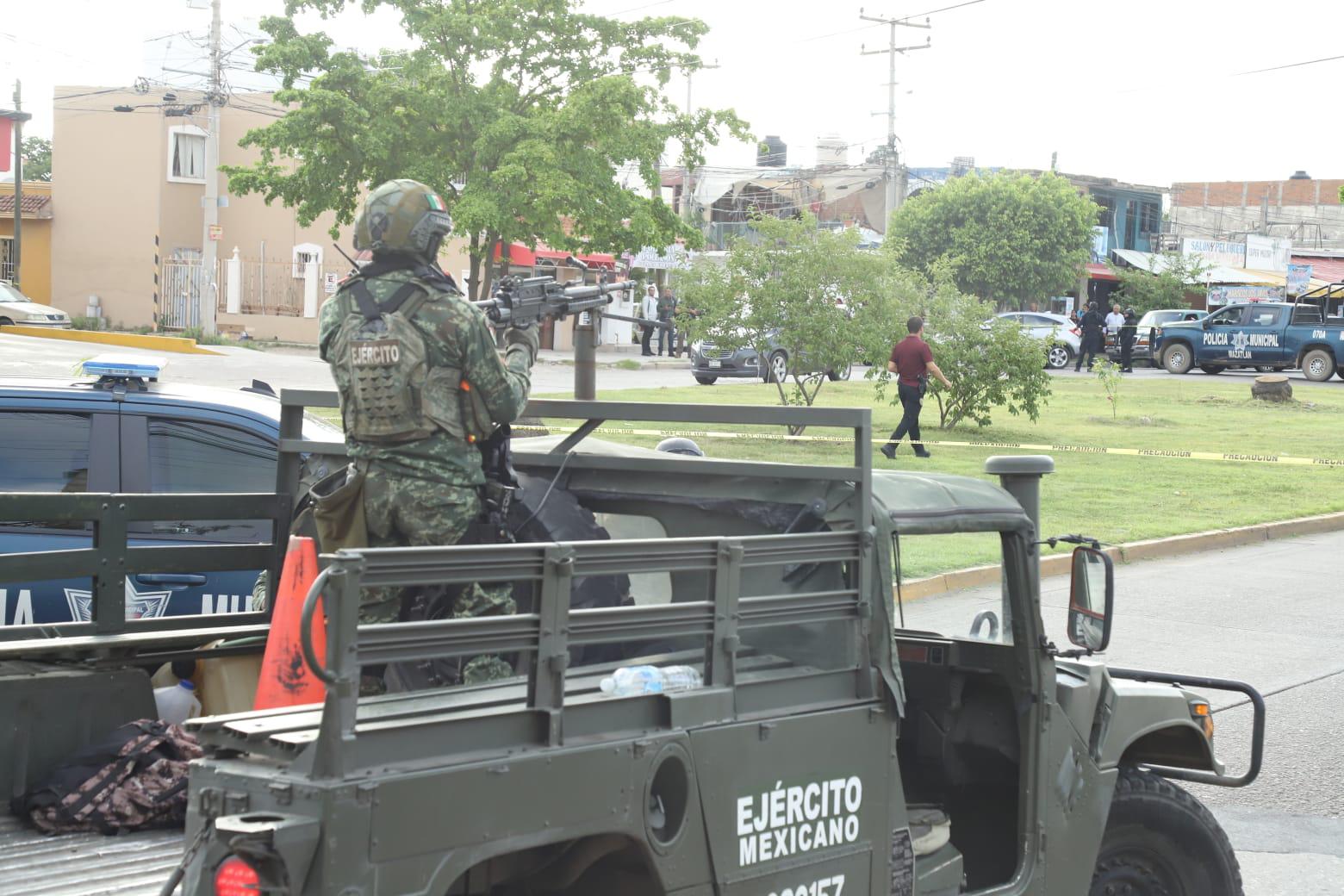 $!Asesinan a balazos a policía municipal cuando conducía en una camioneta en Mazatlán