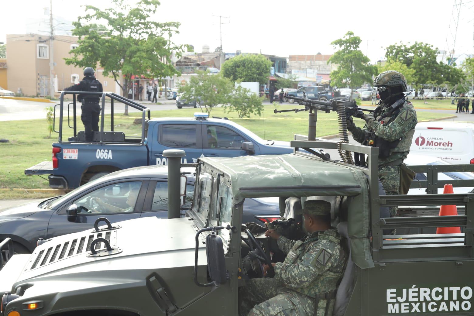 $!Asesinan a balazos a policía municipal cuando conducía en una camioneta en Mazatlán