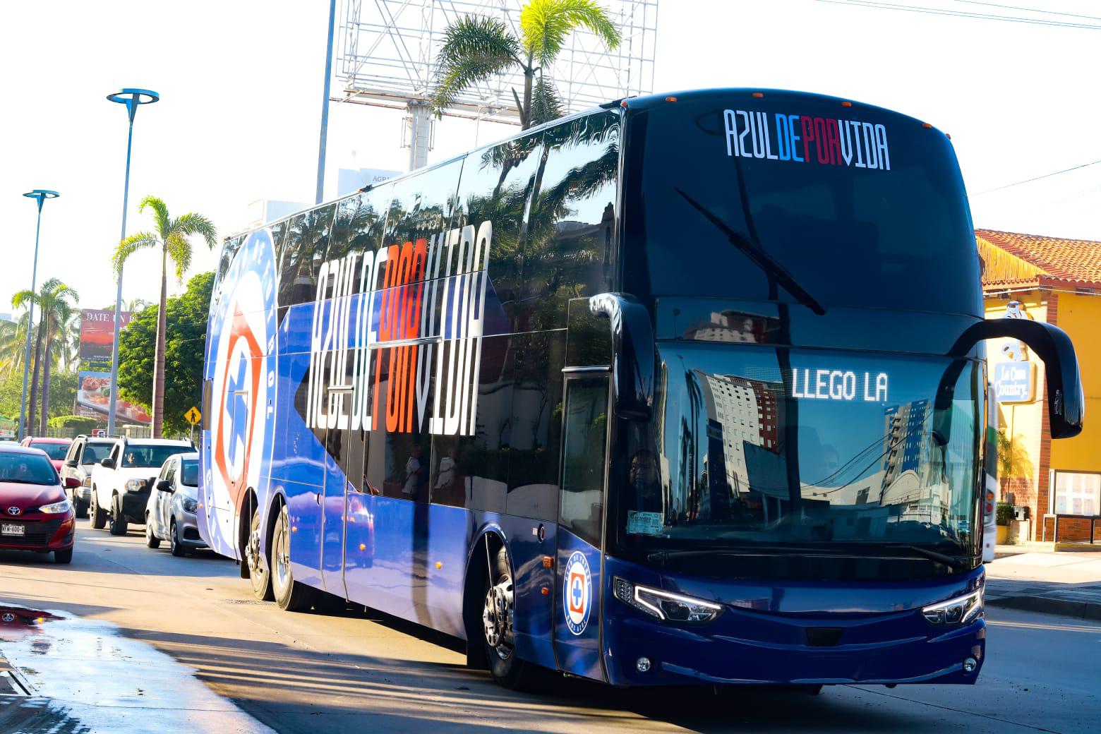 $!Pese a mal paso, Cruz Azul recibe apoyo de su afición al llegar a Mazatlán