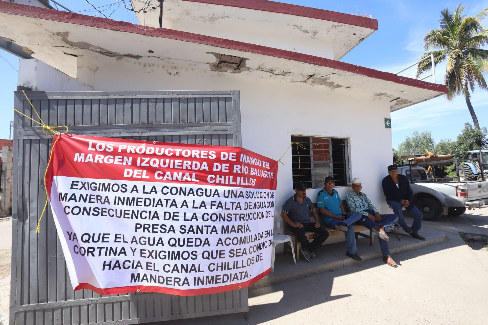 $!Toman productores de Rosario las oficina de CNA para exigir acciones contra la sequía