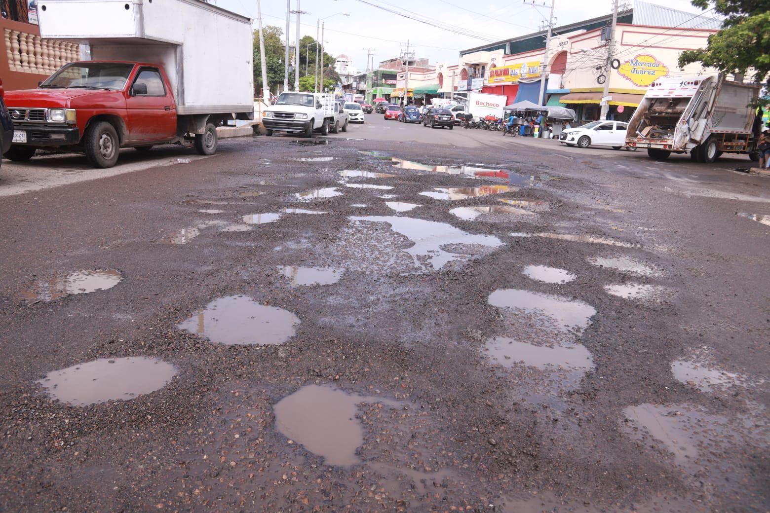 $!Reaparecen los baches en esquina del mercado de la Juárez, en Mazatlán