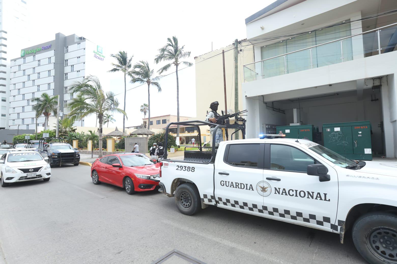 $!Asesinan a uno a balazos en plena playa de Zona Dorada de Mazatlán