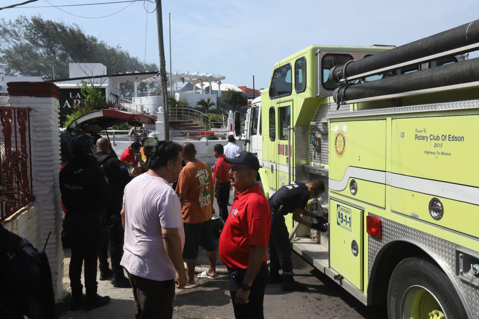 $!Fuga de gas genera explosión en restaurante del Cerro del Vigía; tras el llamado, ambulancia se impacta contra taxi