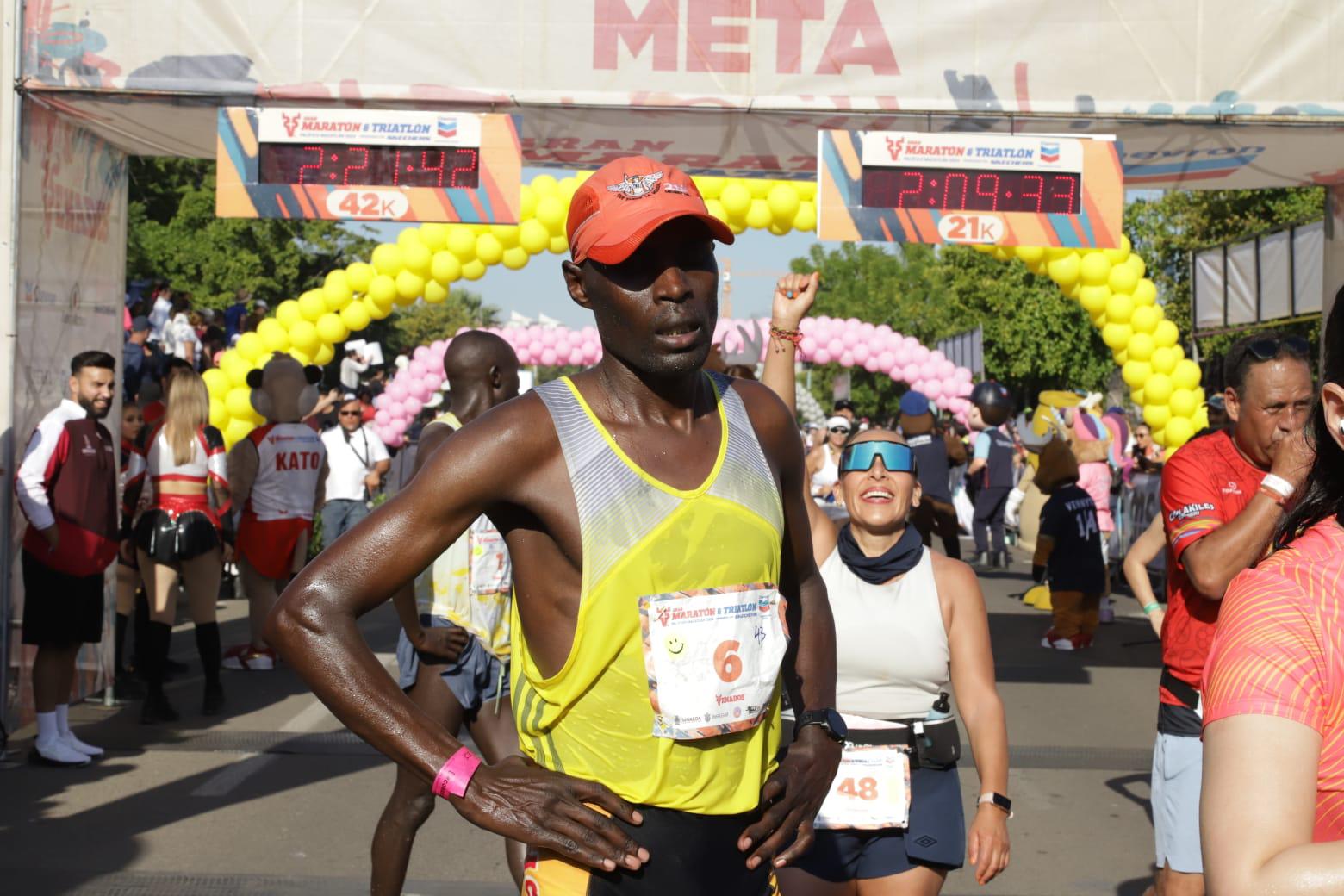 $!Hacía mucho calor, pero me recuperé para ganar: Geoffrey Kenisi Bundi