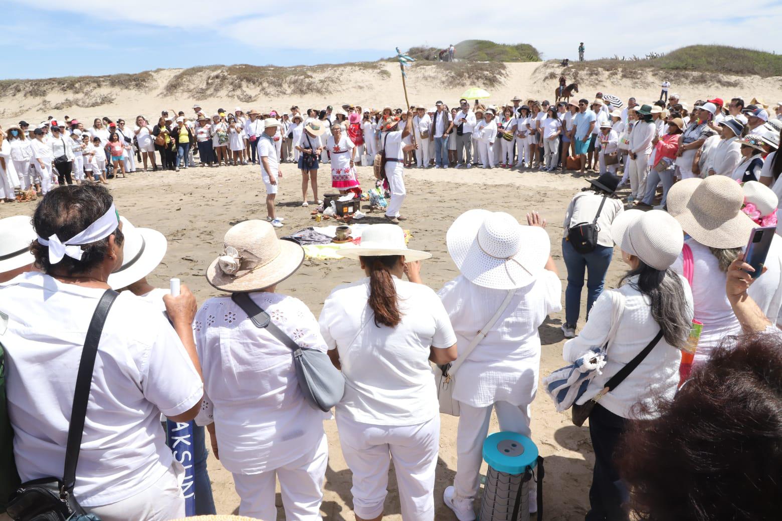 $!Saludan al Sol en la zona arqueológica de Las Labradas