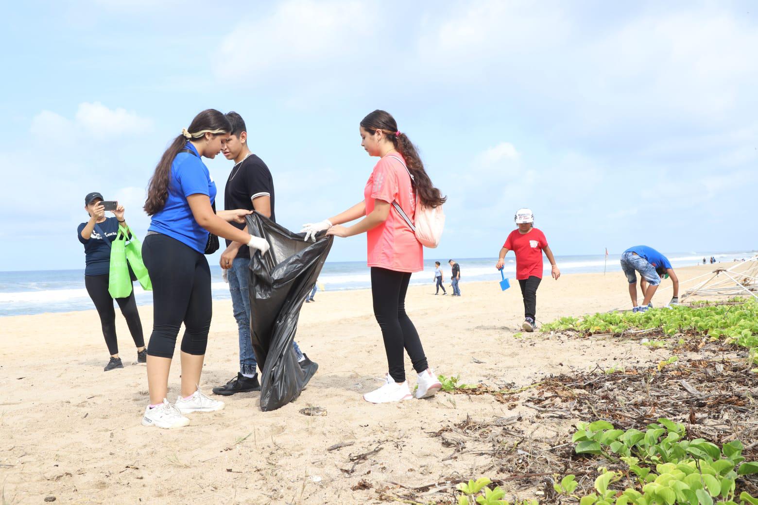 $!‘Héroes por el Océano’ limpian playa y Estero del Yugo, en Mazatlán