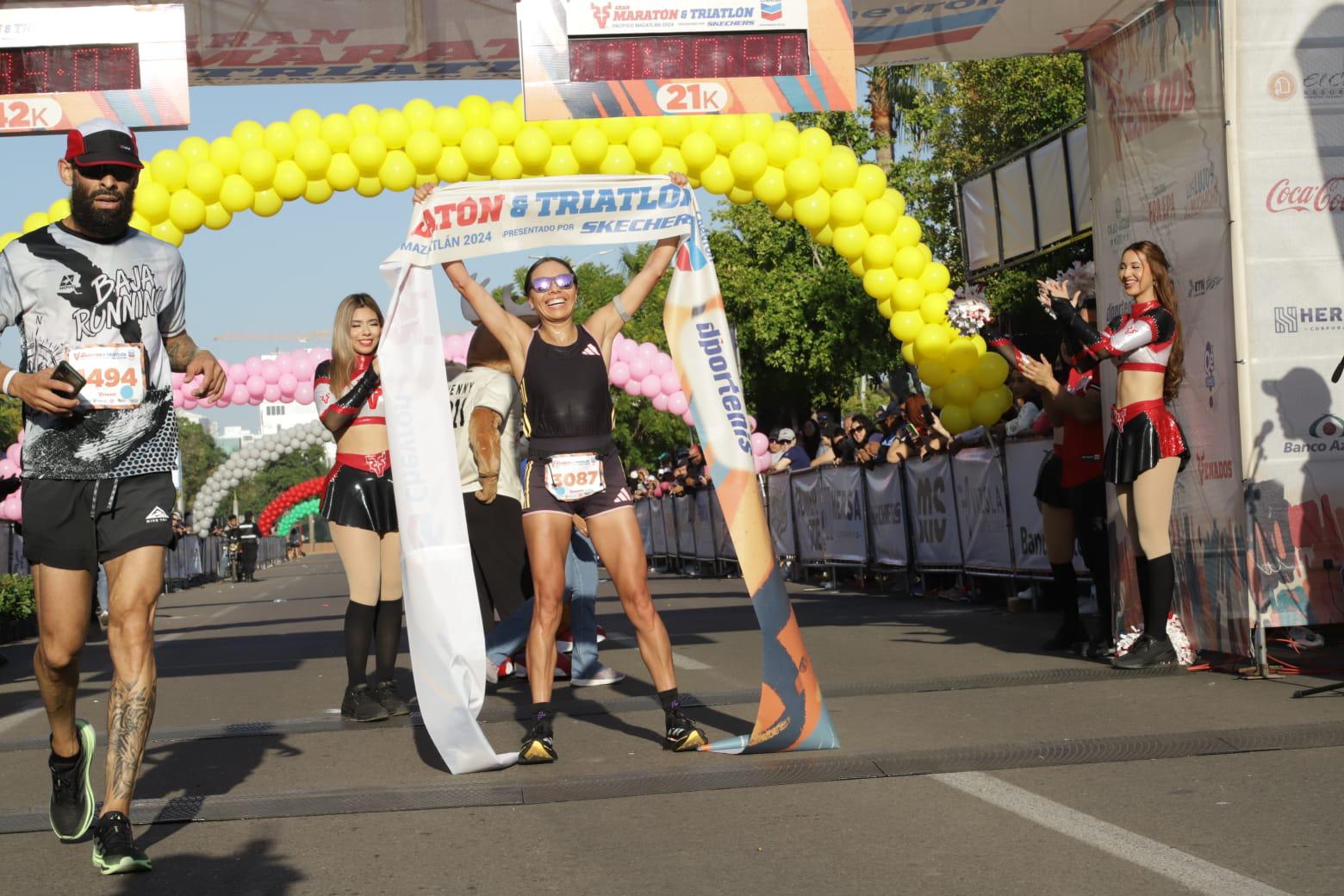 $!¡Orgullo mexiquense! Antonio Vara y Reyna Rivera dominan los 21K del Maratón Pacífico