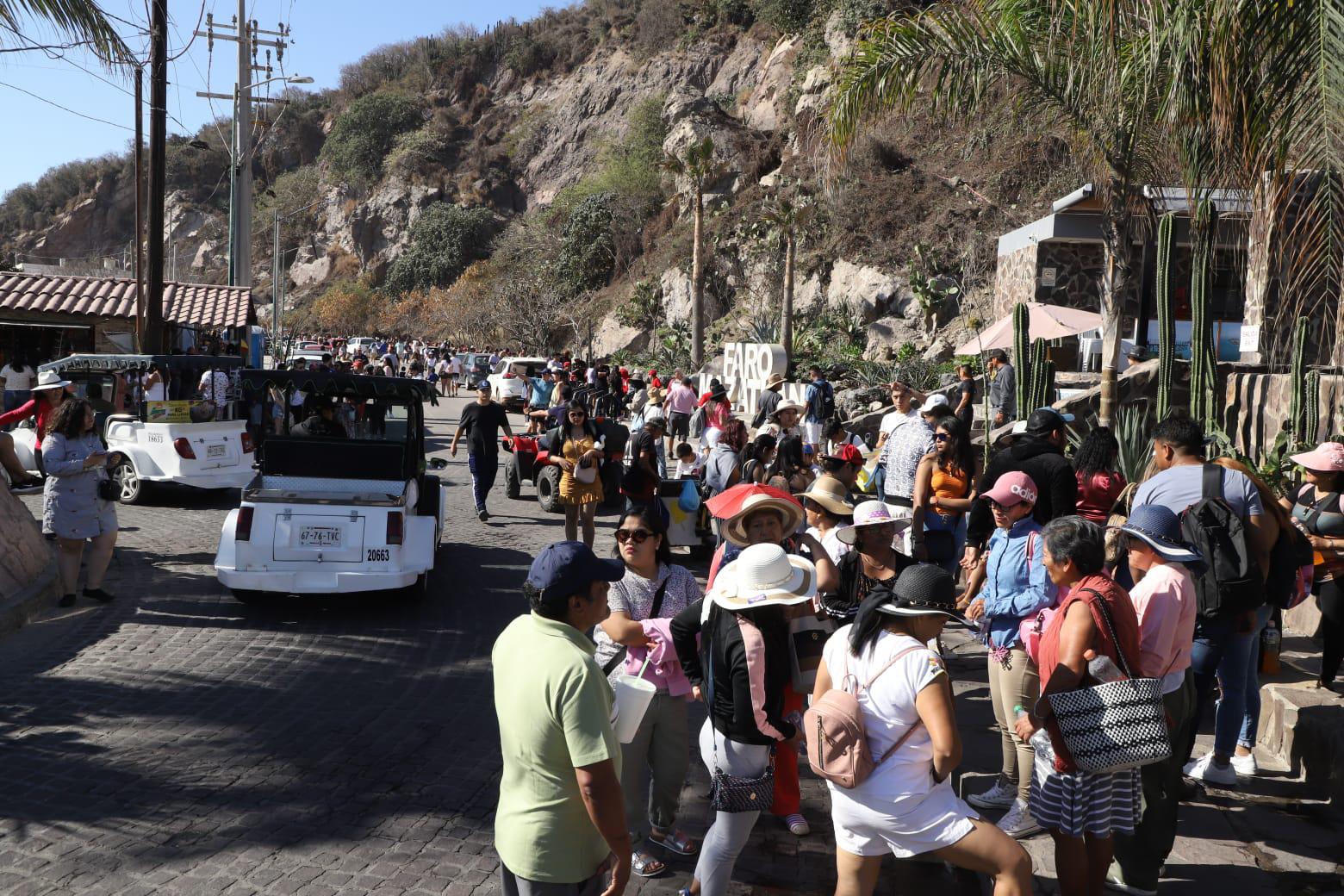 $!Carnaval atrae a cientos de visitantes al faro de Mazatlán