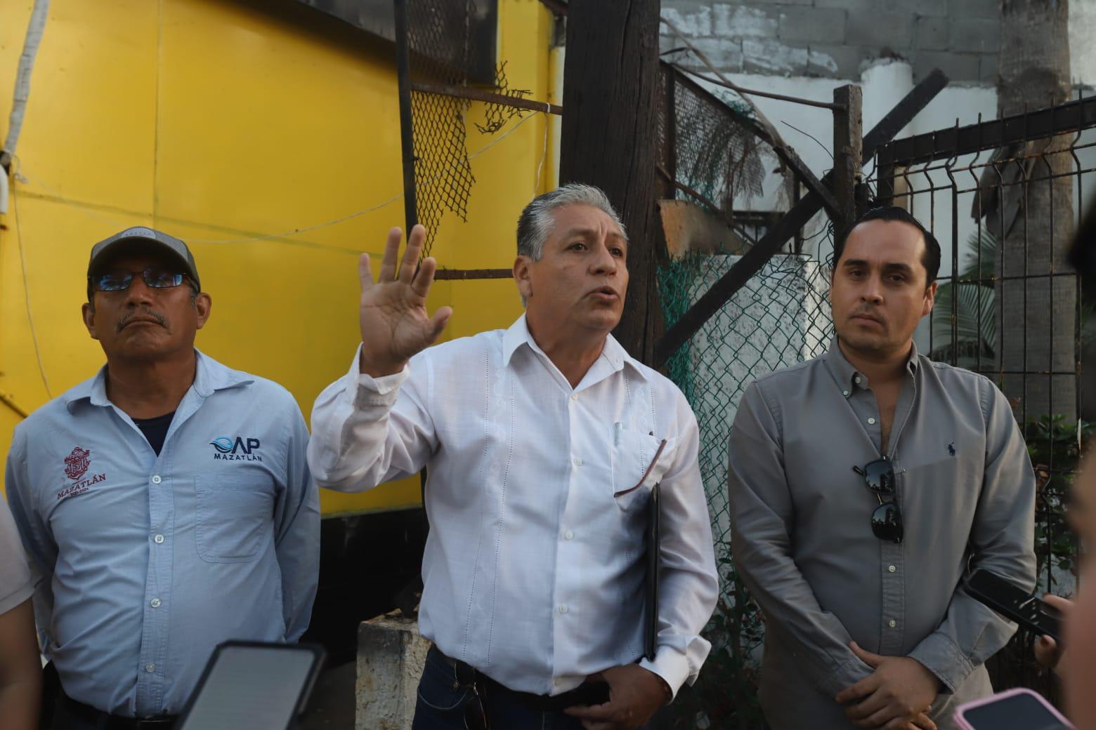 $!Surfistas, comerciantes y colectivos protestan contra bloqueo a accesos de playa en Mazatlán