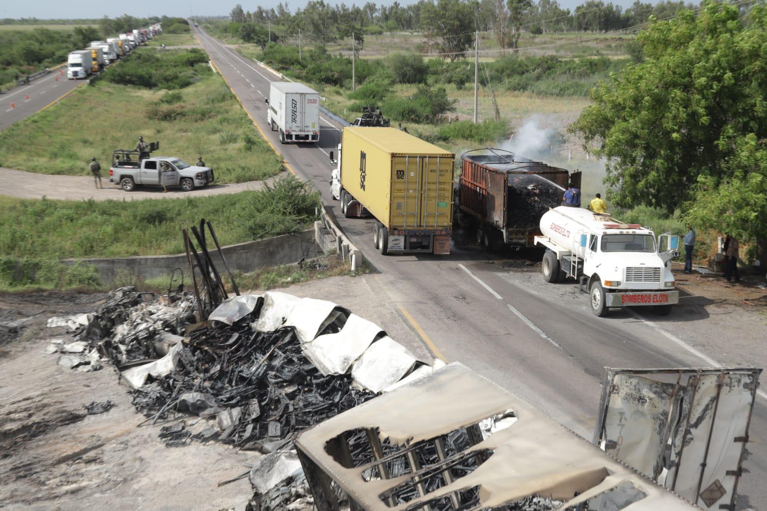 $!Hallan a 5 hombres sin vida cerca de bloqueo en la Mazatlán-Culiacán; liberan carril al sur