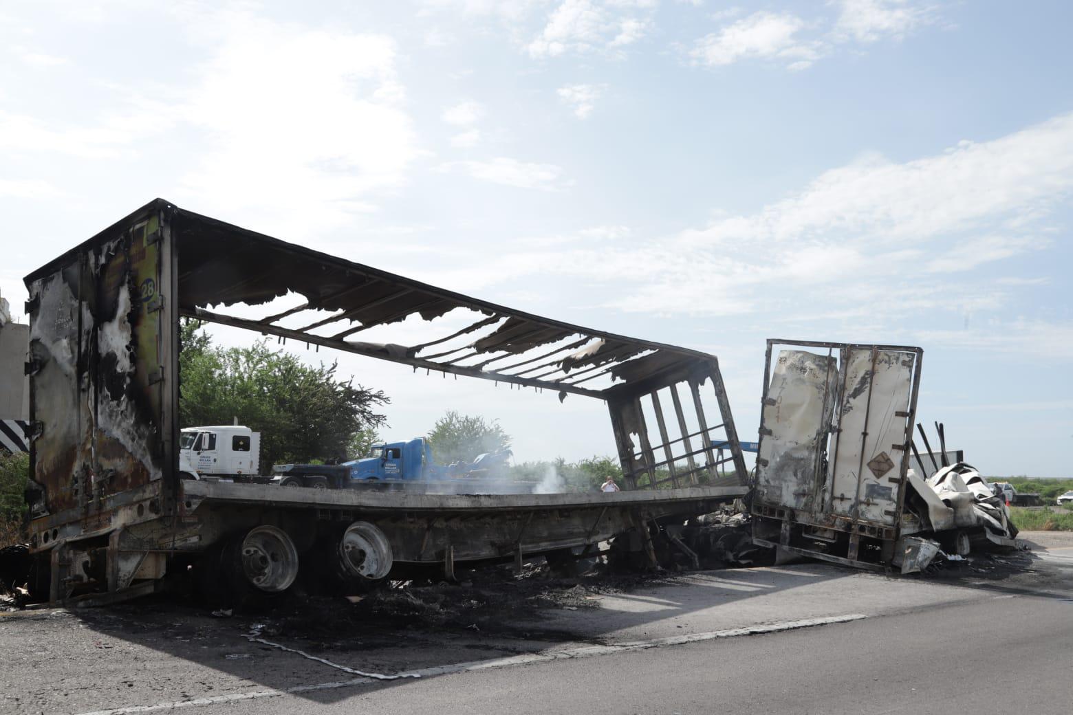 $!Hallan a 5 hombres sin vida cerca de bloqueo en la Mazatlán-Culiacán; liberan carril al sur