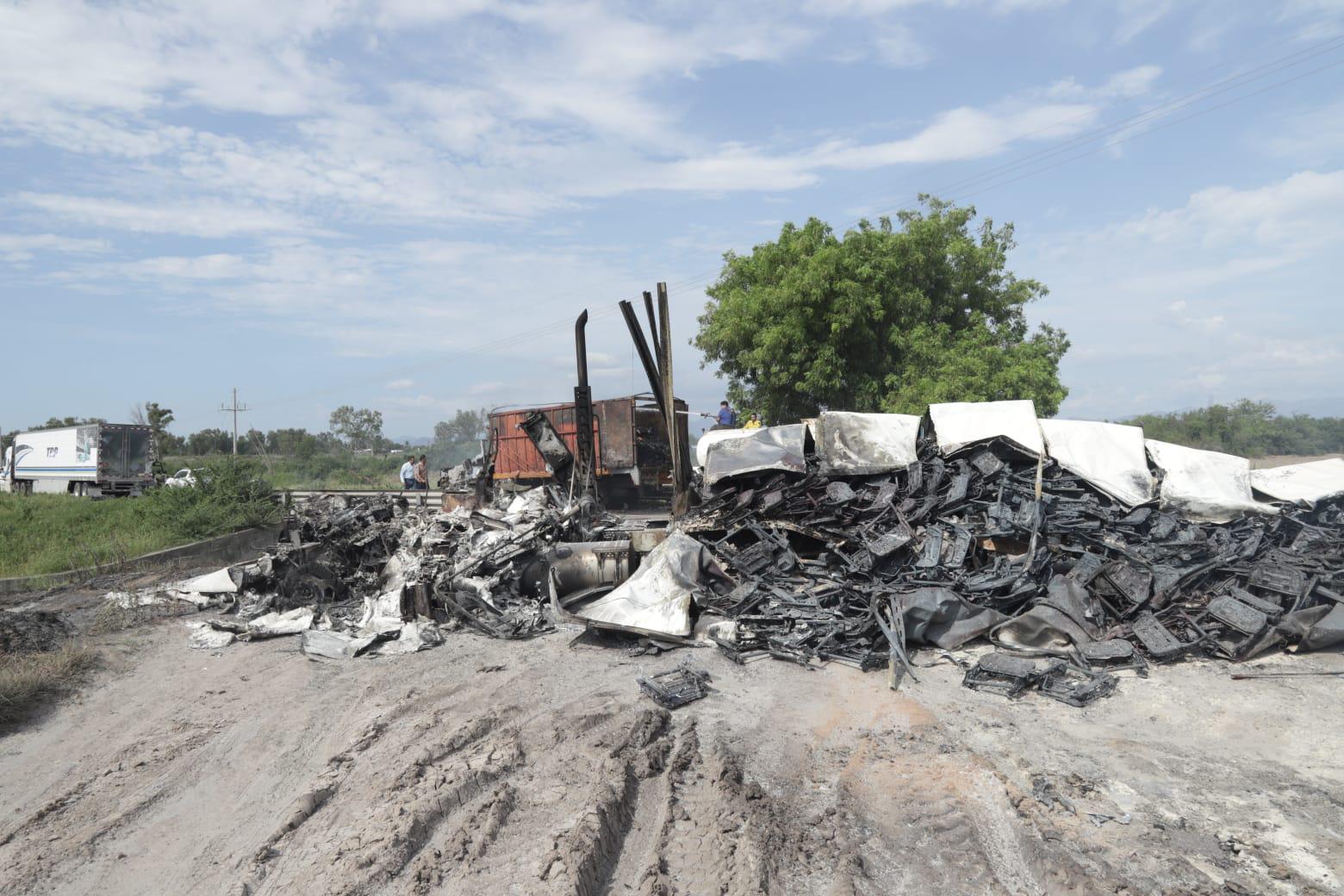 $!Hallan a 5 hombres sin vida cerca de bloqueo en la Mazatlán-Culiacán; liberan carril al sur