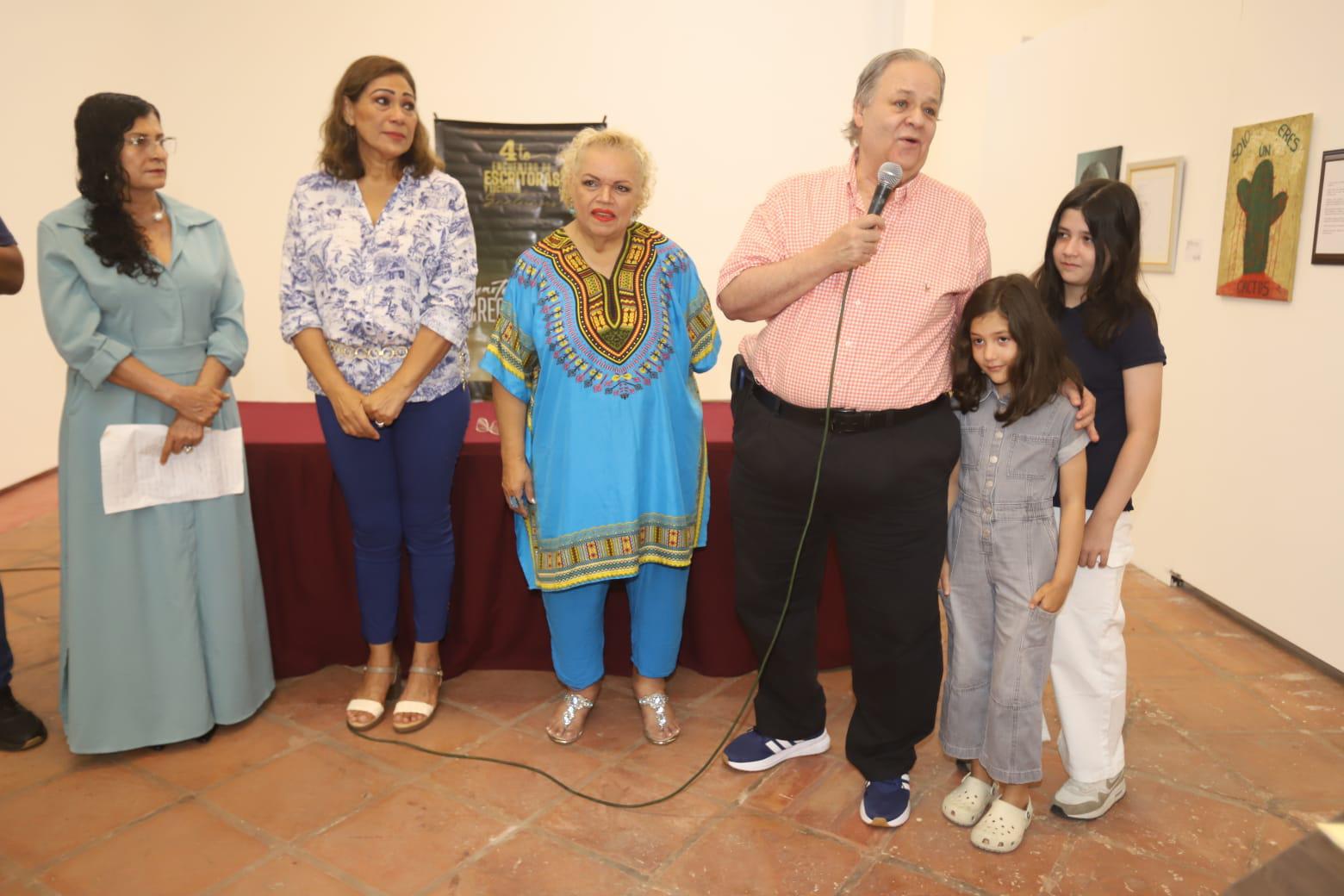 $!Silvia Michel Acosta, Aleida Rojo, Julieta Montero, Raúl Rico y dos de sus nietas que participan en el trabajo de pintura interpretativa.