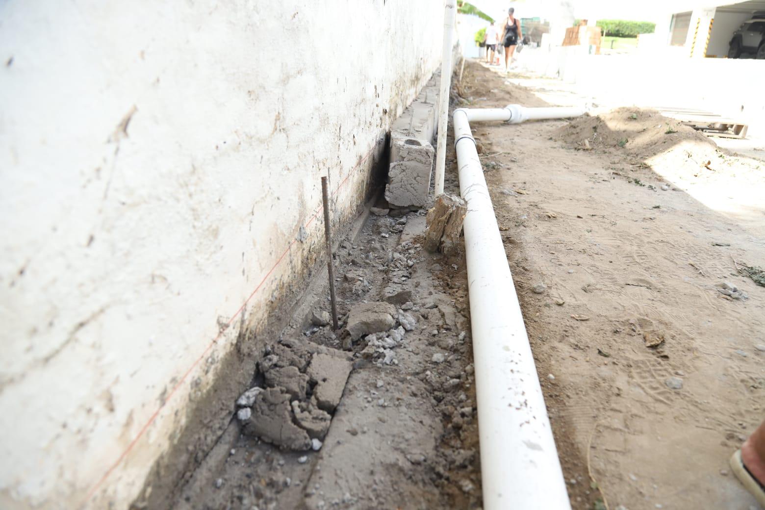 $!Vecinos de Sábalo Cerritos derrumban barda colocada por torre de condominios; piden se respete su derecho de acceso a la playa