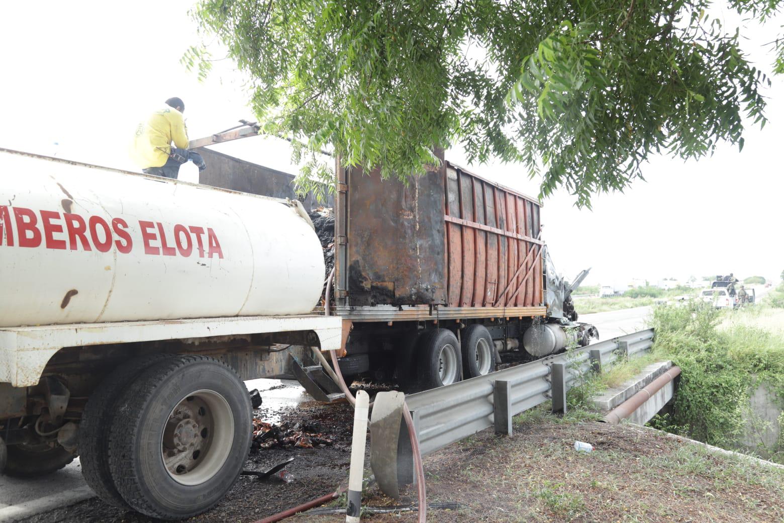 $!Hallan a 5 hombres sin vida cerca de bloqueo en la Mazatlán-Culiacán; liberan carril al sur