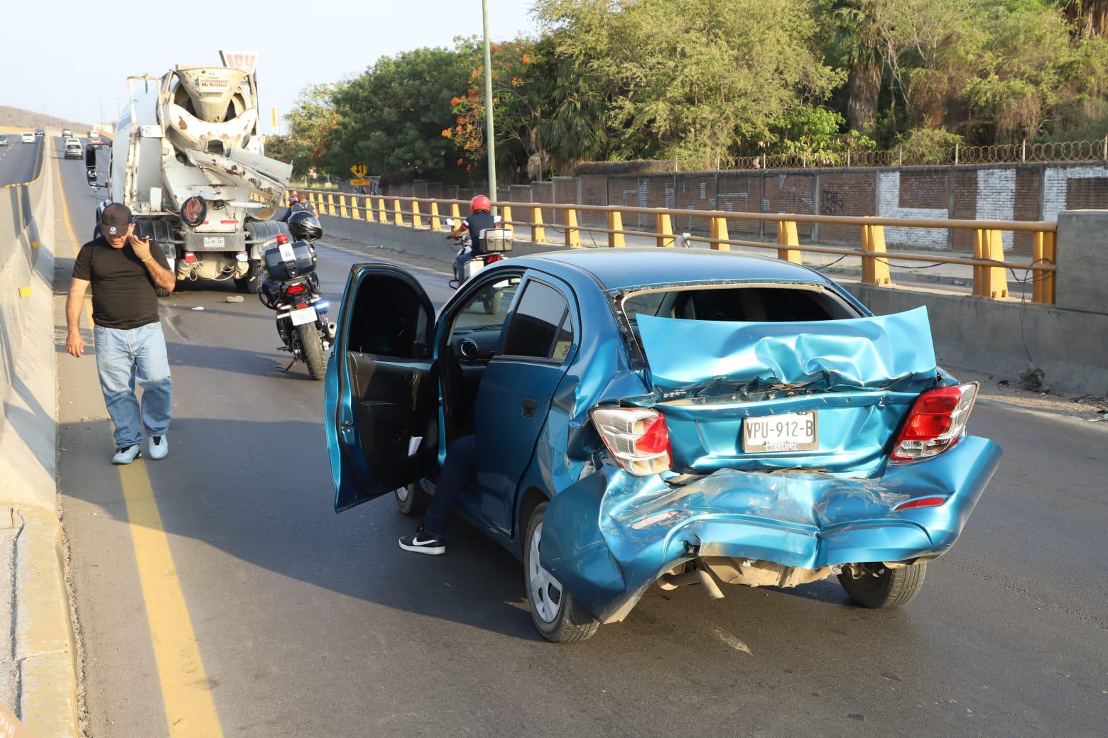 $!Camión trompo arrolla y mata a peatón en el Libramiento Colosio en Mazatlán