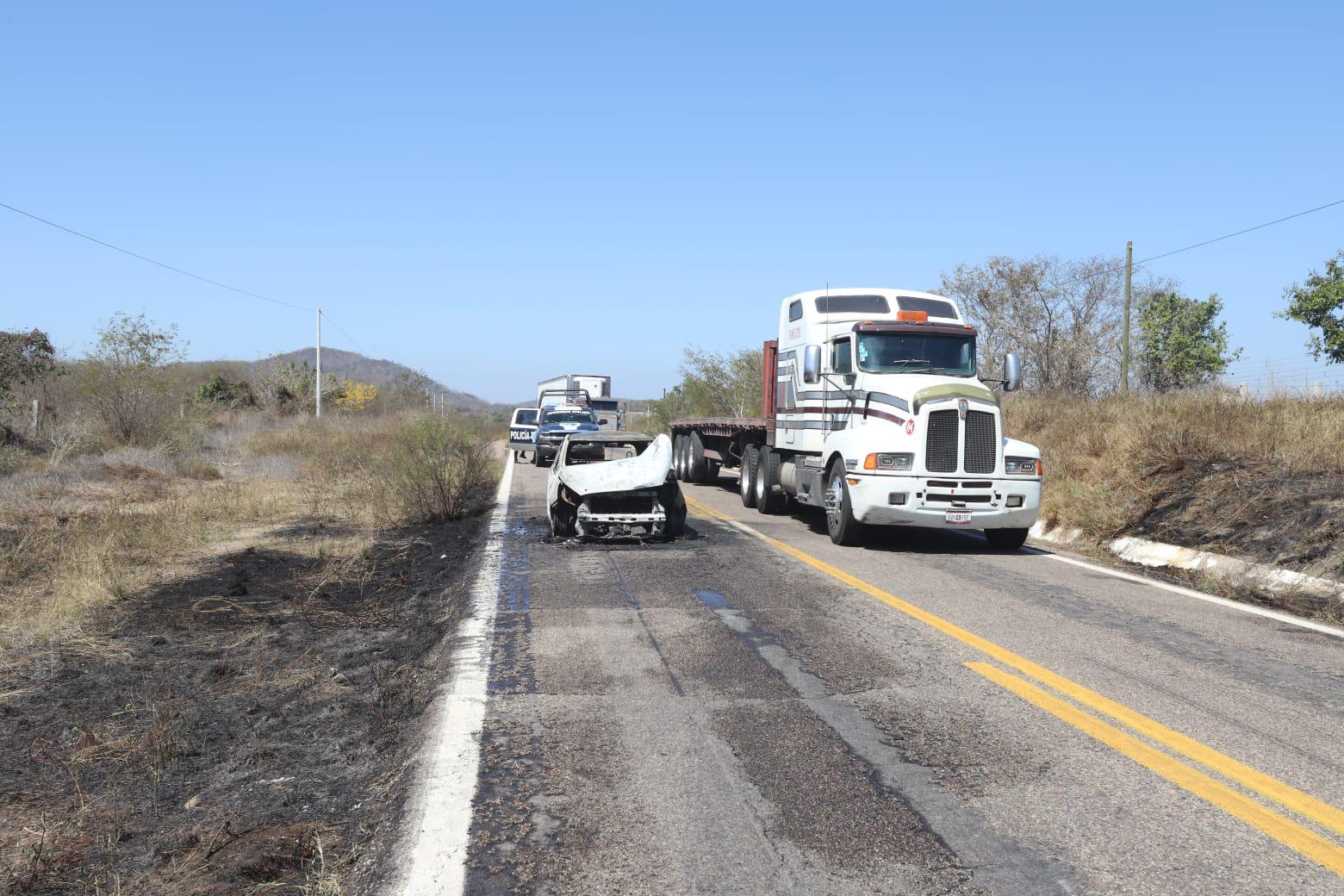 $!Se incendia vehículo en la libre, antes de llegar a El Zapote; dos jóvenes logran salir ilesas