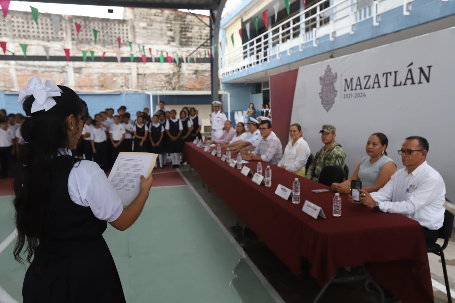 $!Anima Alcalde de Mazatlán a estudiantes de Secundaria a ser personas de bien durante Lunes Cívico