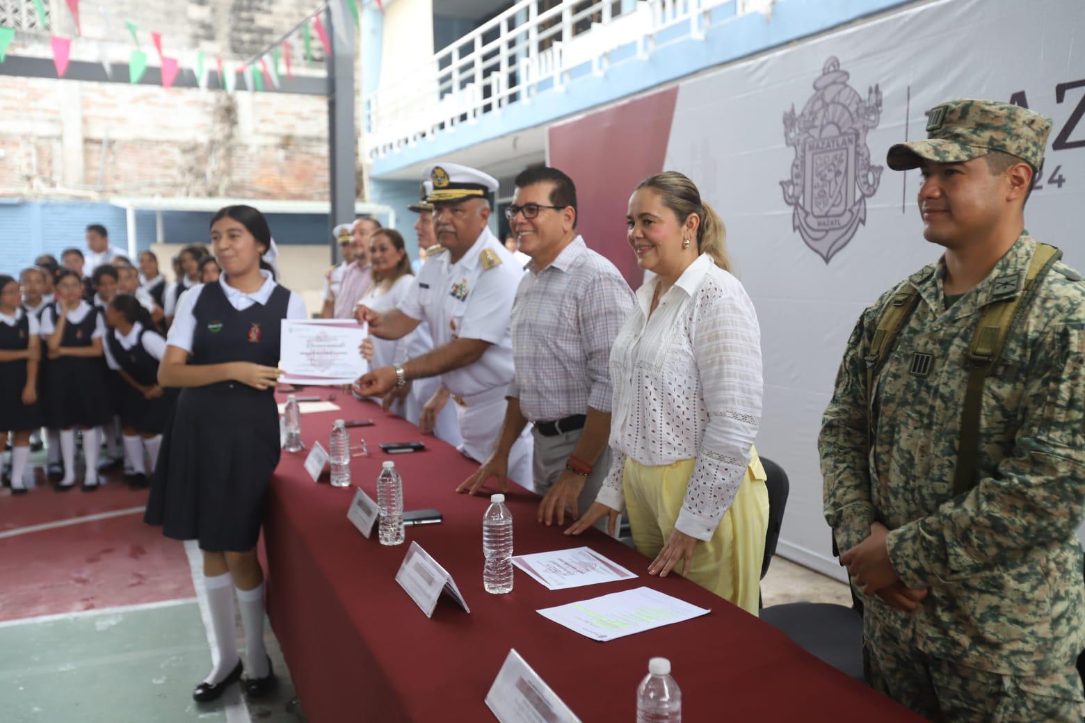 $!Anima Alcalde de Mazatlán a estudiantes de Secundaria a ser personas de bien durante Lunes Cívico