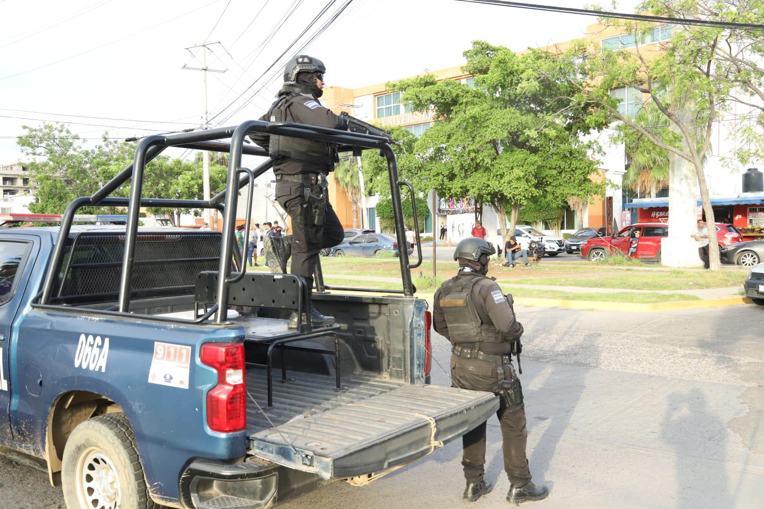 $!Asesinan a balazos a policía municipal cuando conducía en una camioneta en Mazatlán