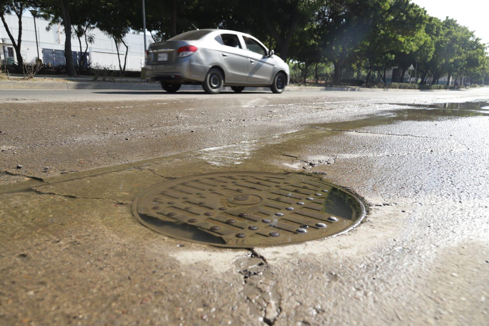 $!Fuga de agua potable inquieta a vecinos en Libramiento II, en Mazatlán