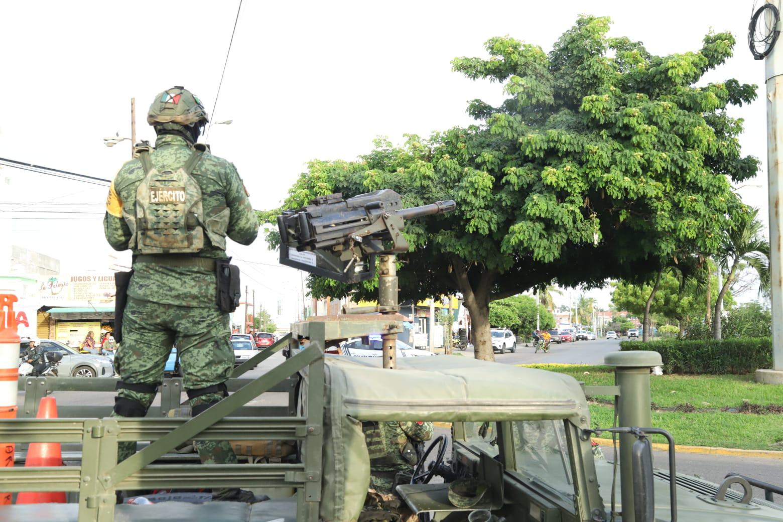 $!Asesinan a balazos a policía municipal cuando conducía en una camioneta en Mazatlán