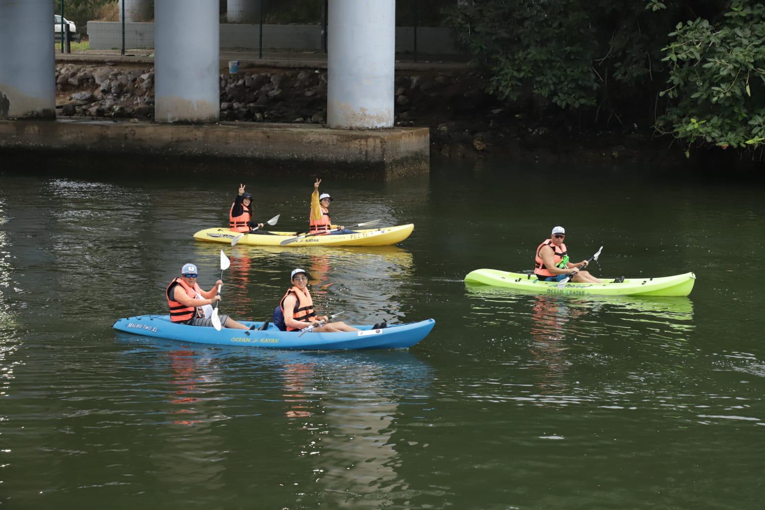 $!Decenas de kayaks surcan Marina Costa Bonita en una regata solidaria navideña