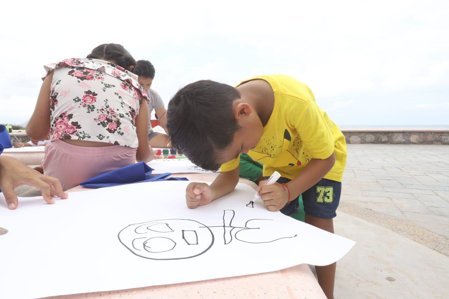 $!Niños y MazConciencia realizan limpieza en playa de Mazatlán