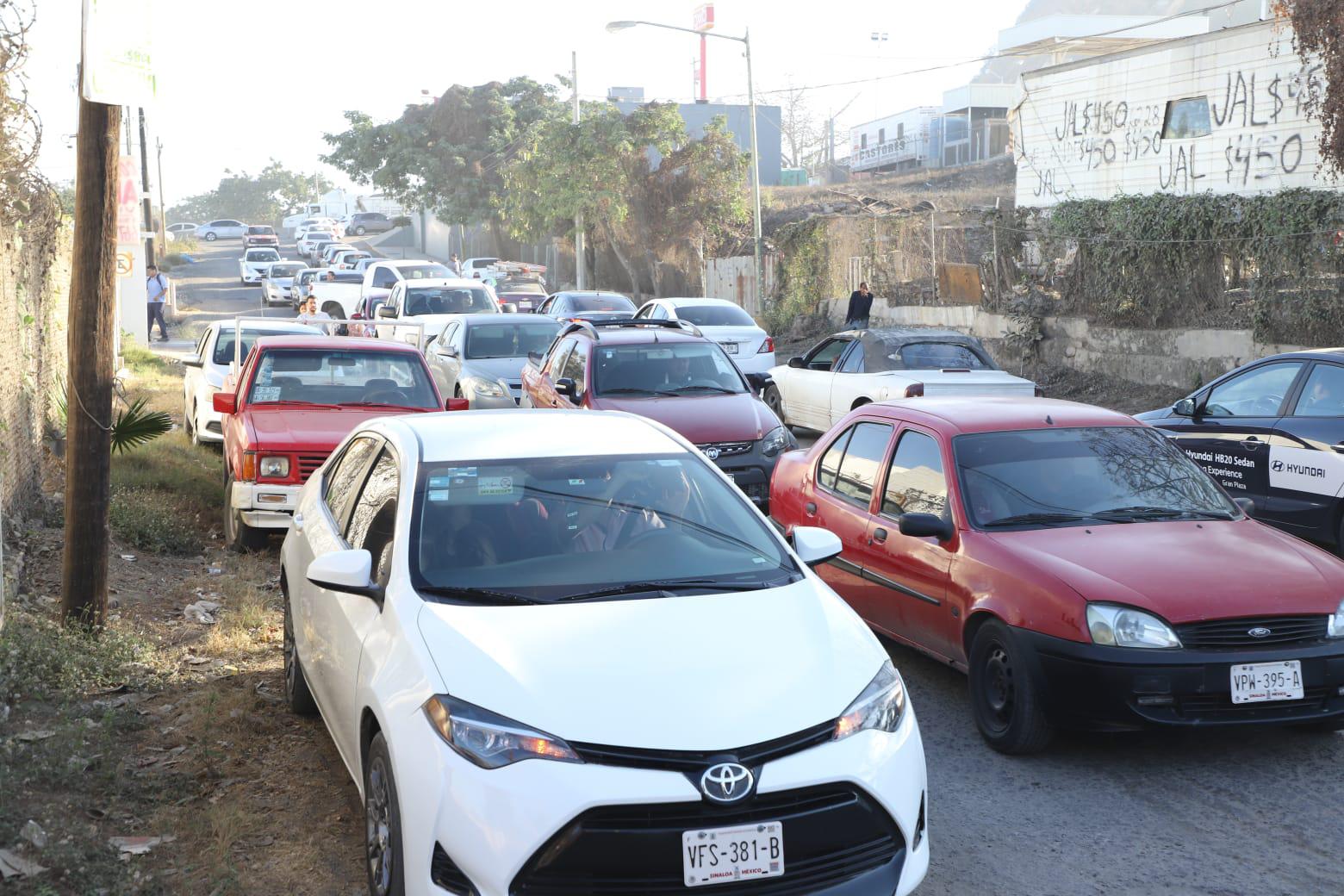 $!Bloqueo de la avenida Pino Suárez provoca caos vial en el sur de Mazatlán