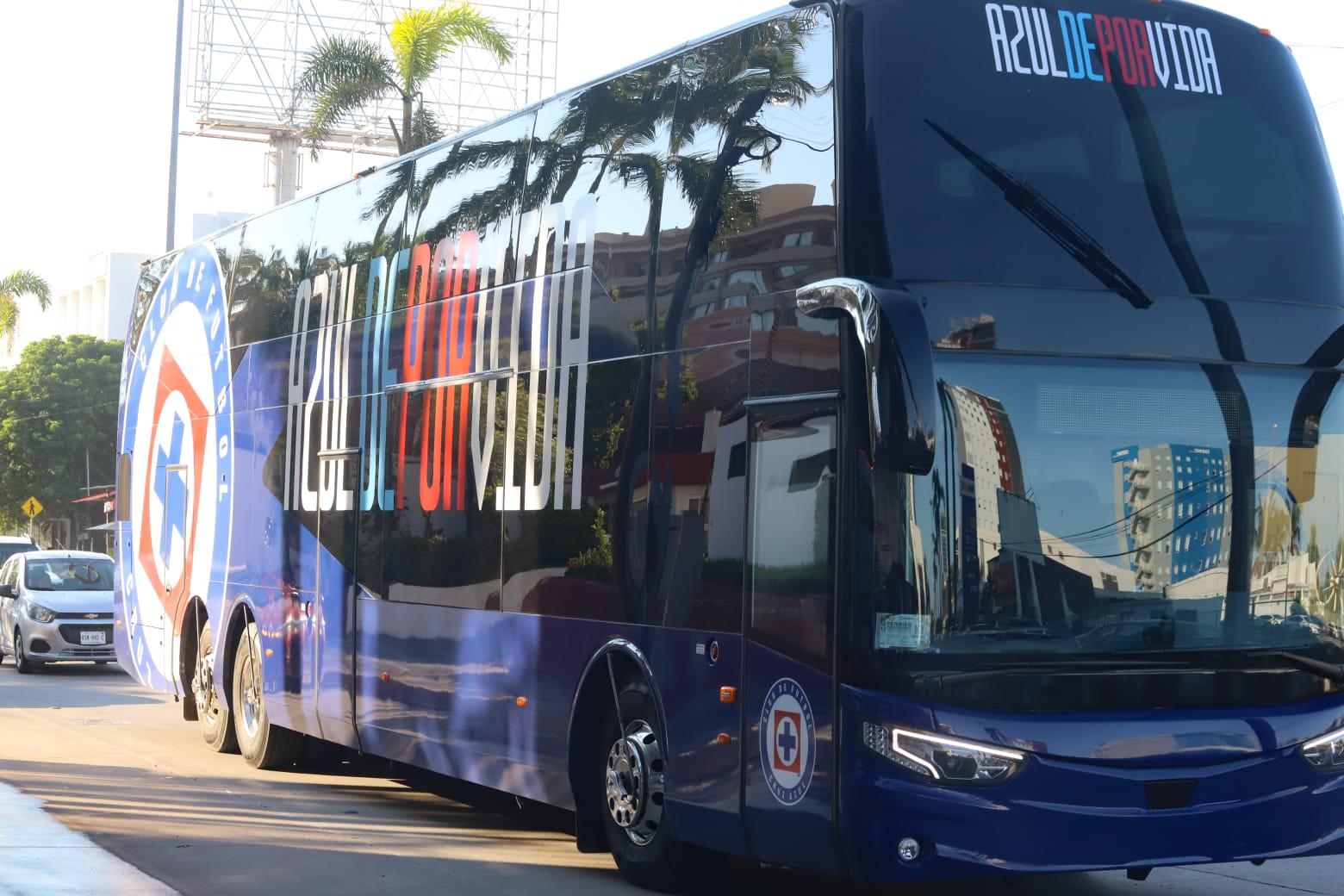 $!Pese a mal paso, Cruz Azul recibe apoyo de su afición al llegar a Mazatlán