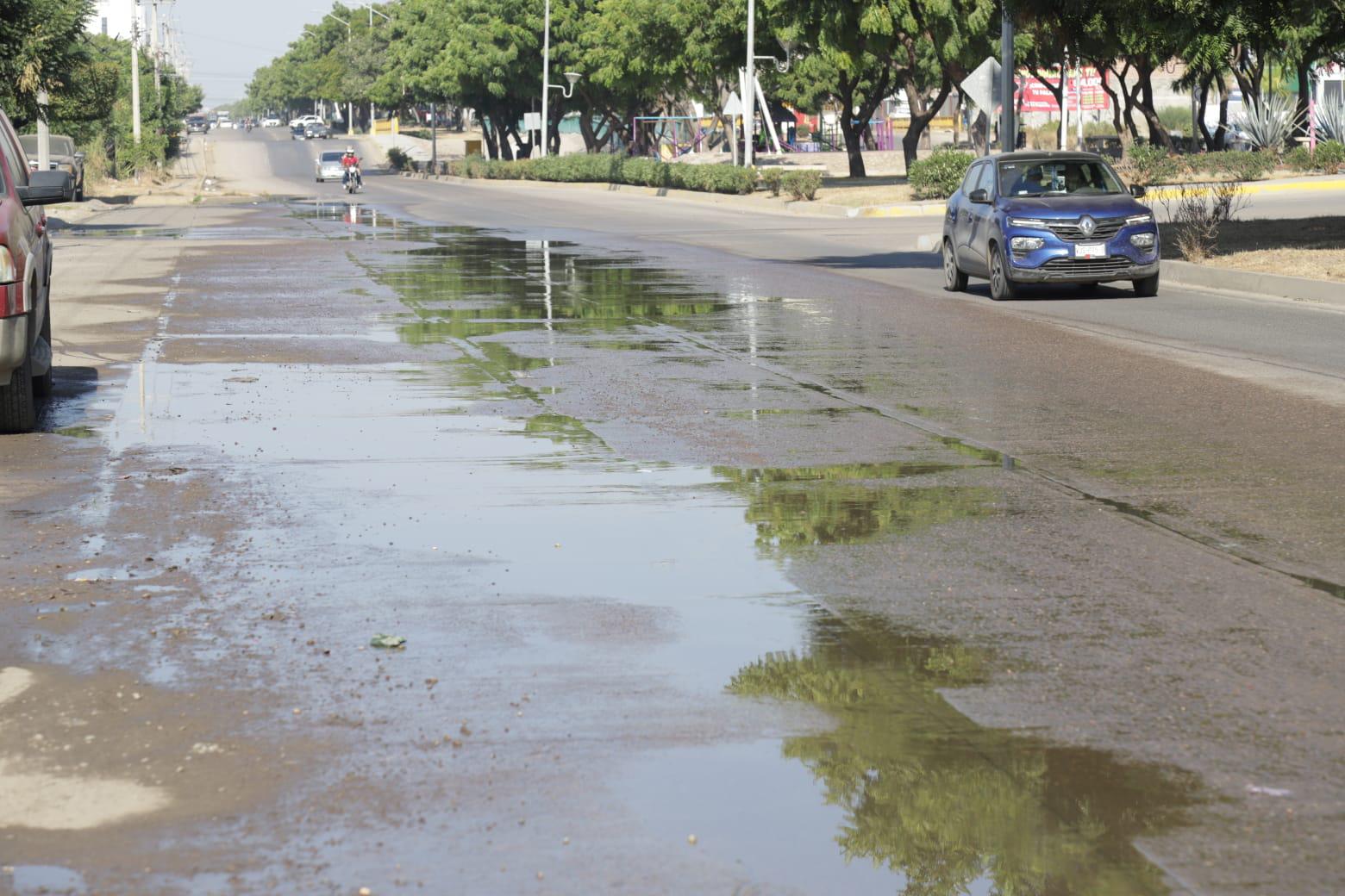 $!Fuga de agua potable inquieta a vecinos en Libramiento II, en Mazatlán