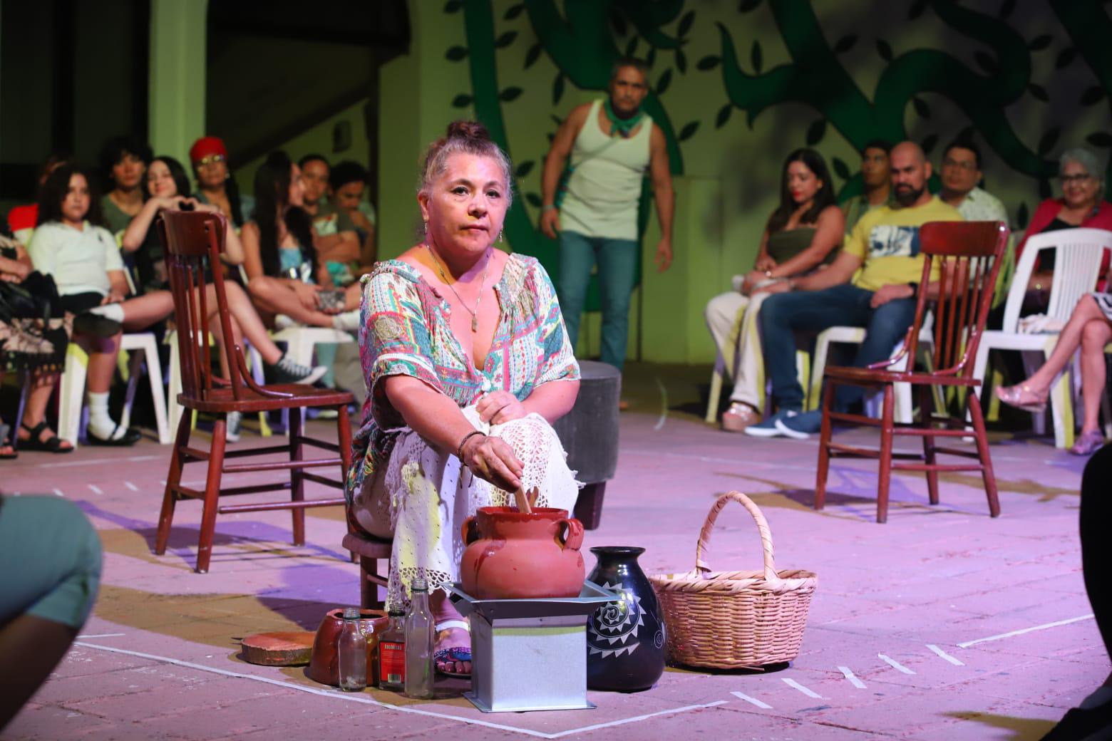 $!Celebran desfile jolgorio para invitar al Segundo Encuentro Regional de Teatro en Mazatlán