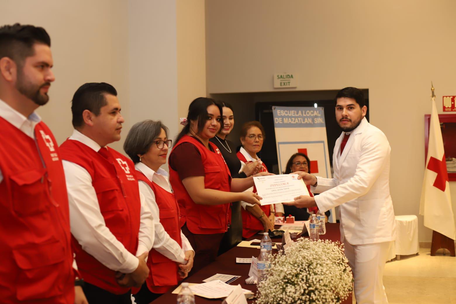 $!Uriel Ayón al momento de recibir su diploma.