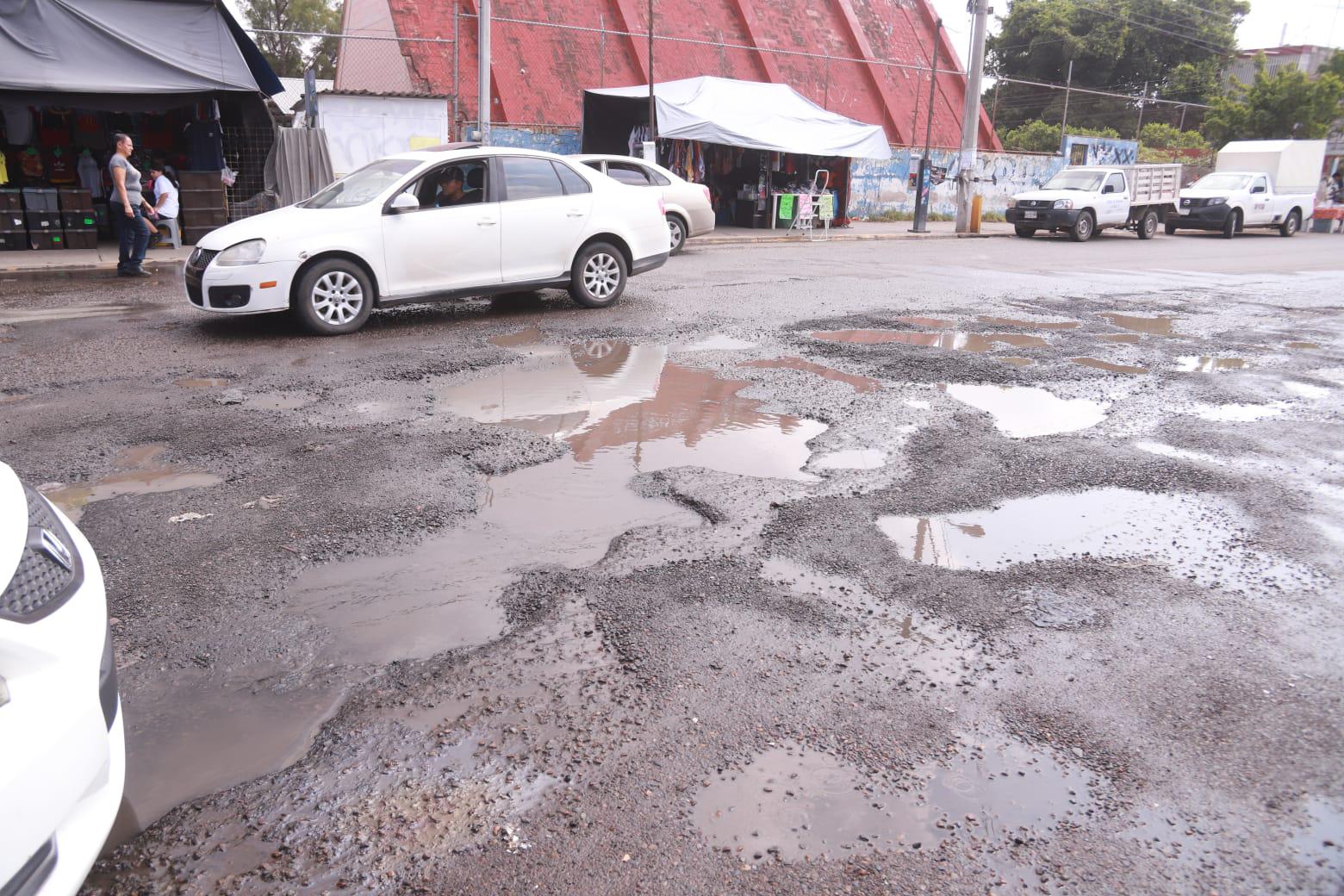 $!Reaparecen los baches en esquina del mercado de la Juárez, en Mazatlán